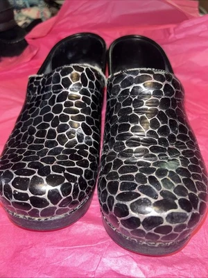 Zapatos zueco para mujer Dansko púrpura negro puntos sin cordones de cuero talla 37 (7) sin cordones Foto 1 de 4