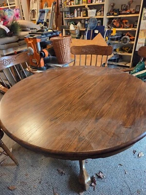 Hermosa mesa antigua con pie de garra con 4 sillones a juego Foto 1 de 3