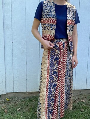 Conjunto de chaleco y falda con botones patrón de hojas Maven de colección pequeño Foto 1 de 4