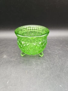 Vintage LE Smith 3 Footed Daisy Button Green Glass Kettle Style Candle Holder - Picture 1 of 10