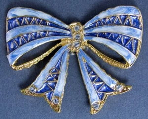 COLLECTOR CLOTHING BUTTONS - LIGHT BLUE BOW - Picture 1 of 3