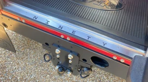 Edelstahl Hecktür Teppich Halter Verkleidung passend für Land Rover Defender 90 - Bild 1 von 3