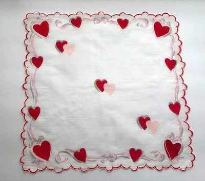 VINTAGE HANKY VALENTINES 1950s RED HEARTS NOVELTY HEART THAT OPENS RUFFLED EDGE - Image 1 of 4