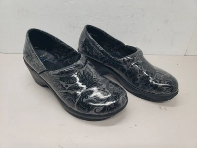 Zuecos anchos Nurse Mates Pillow Top Bryar para mujer talla 10 negros y grises  Foto 1 de 4