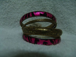 NWT AEROPOSTALE WOMENS THICK STACKABLE BRACELETS/BANGLES 3 GOLD & 2 PINK & BLACK - Picture 1 of 5