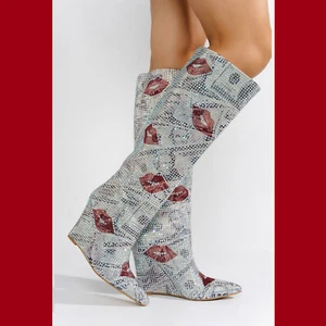 Botas hasta la rodilla Kisses plateadas con estrás estampado de besos tacón de cuña NUEVAS - Imagen 1 de 5