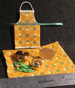 Delantal dorado de cocina tono cobre frijoles verdes para cocinar 1:12 miniatura creativo 0128 - Imagen 1 de 5
