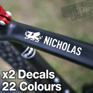 X2 PERSONALISIERTE WALISISCHE FLAGGE FAHRRADRAHMEN NAME AUFKLEBER VINYL-AUFKLEBER FAHRRADHELM - Bild 1 von 13