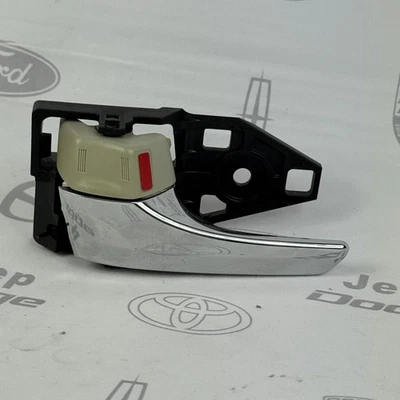 Toyota Sienna 2011-2020 base de manija de puerta delantera izquierda del lado del conductor OEM 69202-0T010 Foto 1 de 4