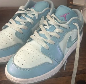 Jordan 1 Low SE "Aquarius Blue/Glacier Blue" Grade School Girls' Shoe Sz 4Y - Picture 1 of 2