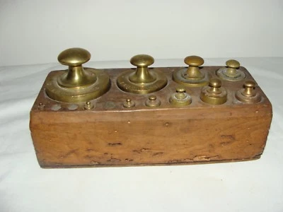 ANCIENNE GROSSE IMPOSANTE BOITE DE POIDS EN LAITON 2 KG 11 POIDS NON COMPLETE - Photo 1/4