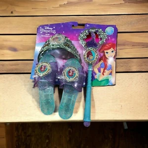 Disney Princesa Ariel Juego de Accesorios, Varita Silueta Ariel, Tiara y 1 Par de Zapatos - Imagen 1 de 4