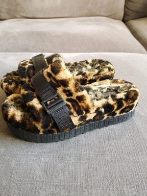 Tamanho 9 - Chinelo Feminino UGG Fluffita Estampa Pantera Plataforma Slide - 1122556 - Imagem 1 de 4