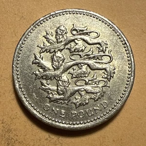 Great Britain One Pound Circulated Coin - Dated 2002 - Third Portrait - Picture 1 of 2