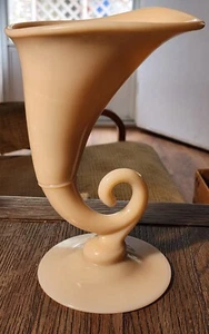 1930'S CREAM PEACH CAMBRIDGE CROWN TUSCAN OPALINE CORNUCOPIA VASE - Picture 1 of 15