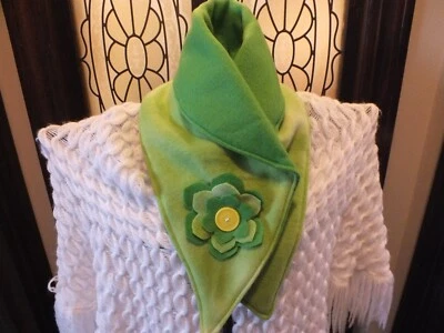 Bufanda de lana hecha a mano calentador de cuello apliques de flores hechos a mano cierre a presión Foto 1 de 3