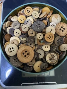 Vintage Wooden Buttons Round Tin Perfect condition Craft🧵🪡 - Picture 1 of 4