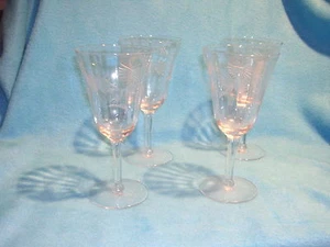 Juego de cuatro copas de vino de tallo con diseños florales, 7" de alto - Imagen 1 de 3