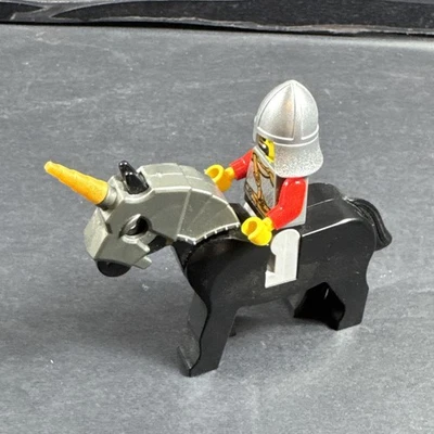 7949 LEGO Castillo Reinos Prisión Carruaje Caballo de rescate y guerrero solo como muestra Foto 1 de 4