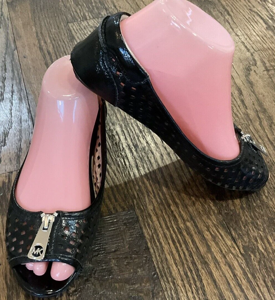 Zapatos planos de conducción Michael Kors de cuero negro perforado con punta abierta para mujer talla 6,5 cremallera Foto 1 de 4