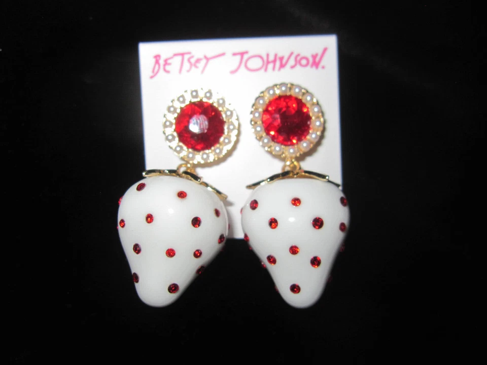 PENDIENTES COLGANTES BETSEY JOHNSON FRESA BLANCA CON BLING Foto 1 de 1