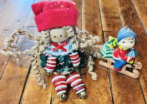 De colección 1994 Botón de Vacaciones Bebés Niña Elfo Estante Cuidador Plus Niño en Trineo Adorno - Imagen 1 de 2