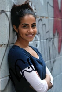HOLLYOAKS/DOCTOR WHO: MANDIP GILL SIGNED 6x4 PORTRAIT PHOTO+COA - Picture 1 of 1