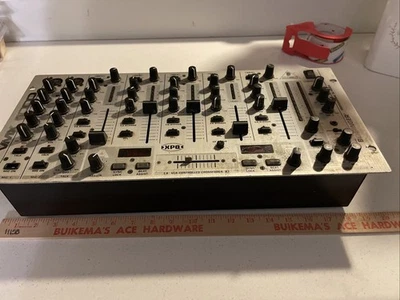 Mezclador DJ profesional Behringer VMX 1000 usado encendido Foto 1 de 4