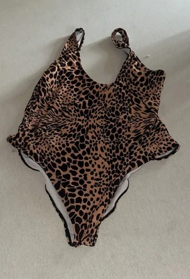 Traje de baño de una pieza con estampado de leopardo Boohoo talla 12 para mujer  Foto 1 de 3