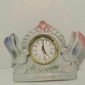 Reloj de cuarzo de cerámica años 60 con motivos de pájaros, colores pastel y detalles dorados L 6 3/4" - Imagen 1 de 14