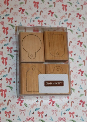 ETIQUETAS DE REGALO (4) Estampillas de goma rojas montadas en madera para regalos tarjetas hágalo usted mismo manualidades álbum de recortes Foto 1 de 4