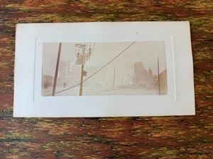 FOTO DEL TERREMOTO DE SAN FRANCISCO 1906 7 1/4" X 13 1/2" SIGNO EN POSTE DE LUZ - Imagen 1 de 4