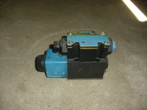 VICKERS DG4V-3S-2A-MFPA5WL-B5-60 HYDRAULIC VALVE W/ 02-101731 COIL NOS - Picture 1 of 5