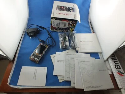 Sony Ericsson W595 Ed Hardy Edition Ohne SIM-Lock GSM 2G 3G 3,2MP  Radio NEU OVP - Bild 1 von 4