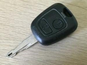 Used Peugeot 2 Button Remote Key Fob Part number 73373067C - Picture 1 of 2