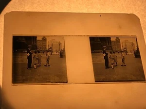 L1-33 ILFORD ALPHA LATERNENTELLER / DIA - VATER MIT KINDERN IN DER STADT 1925 ? - Bild 1 von 2