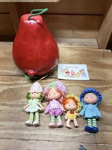 Juego de colección Strawberry Shortcake Collector Estuche de fresa con 4 muñecas - Imagen 1 de 24
