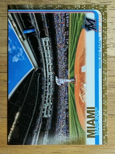 2019 Topps Gold #555 Marlins Park - Picture 1 of 2