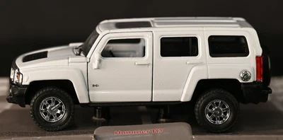 Hummer H3 White GM SUV 1:43 Diecast Auto Club Welly Mint in box - Image 1 of 4