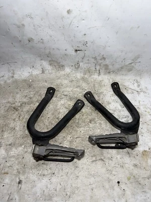 Conjunto de pegadas traseiras esquerda e direita 1992 Yamaha FZR600 FABRICANTE DE EQUIPAMENTO ORIGINAL - Imagem 1 de 4