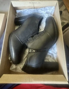 125 $ Clarks Brynn Celia schwarze Damenschuhe Leder-Booties Größe 7M seitlicher Reißverschluss neu im Karton - Bild 1 von 8