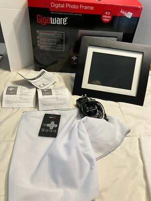 GIGAWARE 8" DIGITAL PHOTO FRAME WITH REMOTE CONTROL - Image 1 of 4