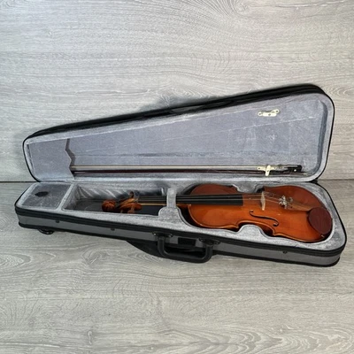 The Stentor Student 1 Violin 3/4 Size with Bow and Grey Stentor Carry Case - Image 1 of 4