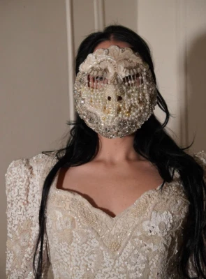 Máscara de alta costura artesanal adornada con perlas y cristales adornados con joyas/Mardi Gras Foto 1 de 4
