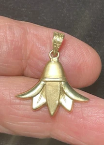 Beautiful Solid 18K Gold Hand Made Egyptian Lotus Flower Pendant /Charm - Picture 1 of 10