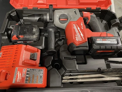Kit de martillos Milwaukee M18 2912-22 en estuche con brocas y 2 baterías Foto 1 de 4