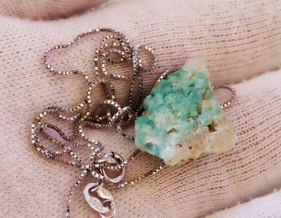 Ciondolo in argento con smeraldo grezzo nella matrice - Immagine 1 di 4