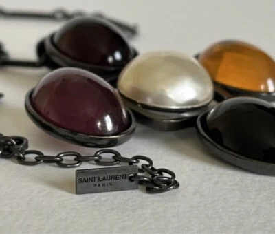 Cinturón YSL Yves Saint Laurent tono marrón imitación perla cadena eslabón motivo cruz $1590 Foto 1 de 4