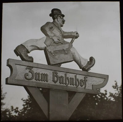 VINTAGE MAGISCHES LATERNENDIA ZUM BAHNHOF - ZUM BAHNHOF UM 1935 FOTO GERMANY - Bild 1 von 2