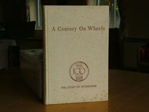 STUDEBAKER EIN JAHRHUNDERT AUF RÄDERN. 100 JAHRE 1852-1952 OFFIZIELLE GESCHICHTE. 121 Stück - Bild 1 von 4